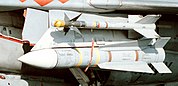 Eine Phoenix (unten) am Pylon unter der Flügelwurzel, darüber eine AIM-9L Sidewinder