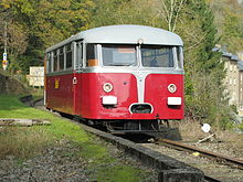 Perlgrau / roter Luxemburger Triebwagen Z 151 bei der Museumsbahn AMTF Train 1900 in Fond-de-Gras