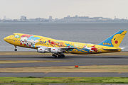 精靈寶可夢系列客機「比卡超巨無霸號」的波音747-400D