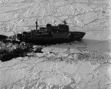Научно-исследовательский ледокол «Отто Шмидт» проекта 97Н, 7 ноября 1988 года.