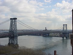 Williamsburg Bridge z dolní východní strany Manhattanu.