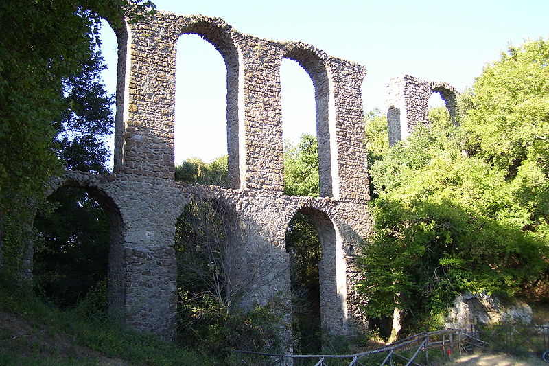 File:Acquedotto Monterano.JPG