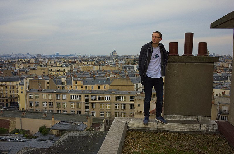 File:AdcaZz Rooftop Paris.jpg