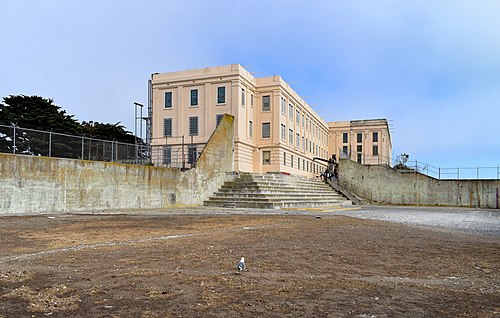 Двор отдыха на территории бывшей тюрьмы Алькатрас в Сан-Франциско