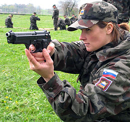 Andreja Mali dans uniform.jpg militaire