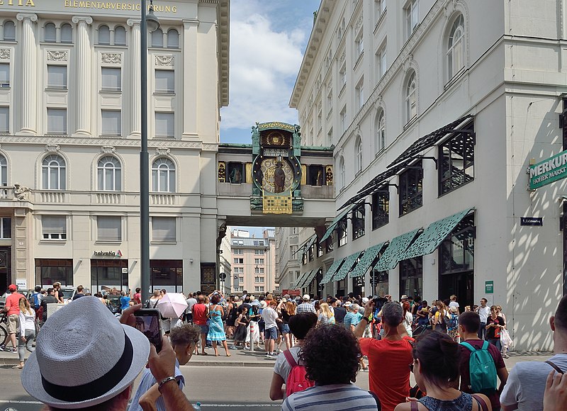 File:Ankeruhr, 12 o'clock, and tourists (02).jpg