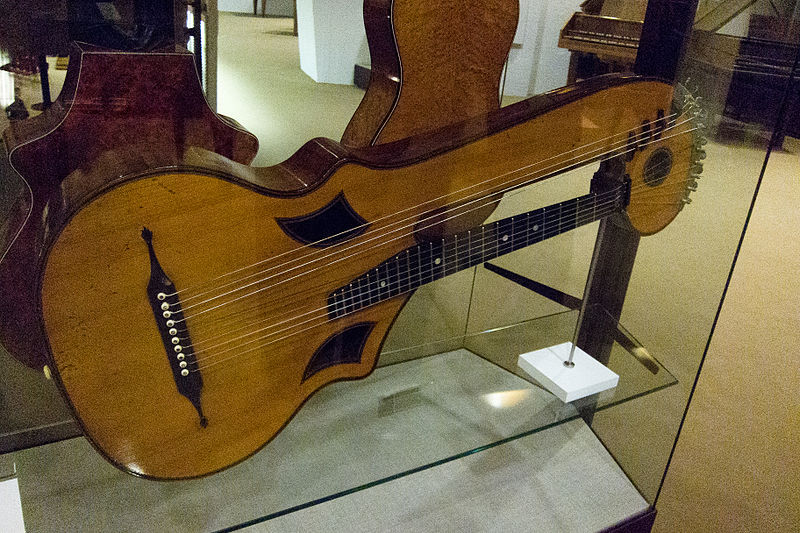 File:Antique guitar MIM Berlin.jpg