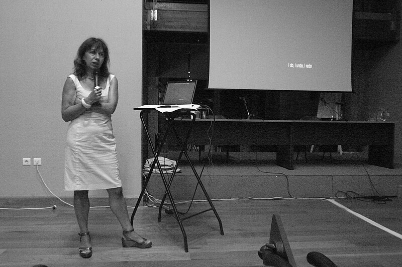 File:Architect Rena Sakellaridou giving presentation at Kam Workshops 2009 in Crete.jpg