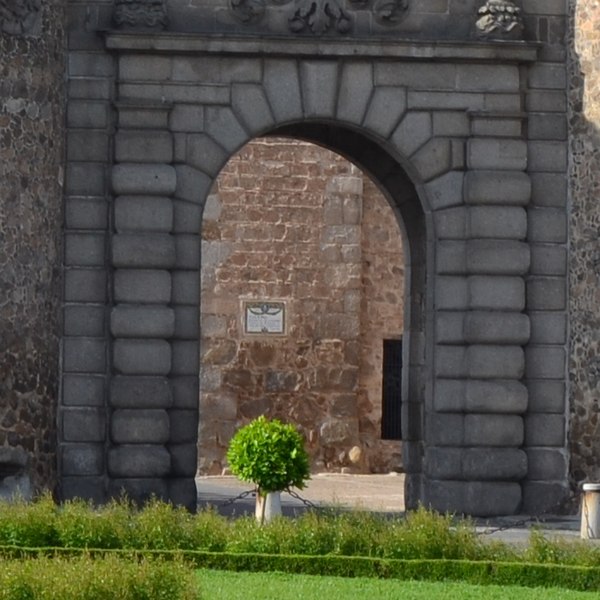 File:Arco de medio punto - Callejeando por Toledo (26473178554) (cropped).jpg