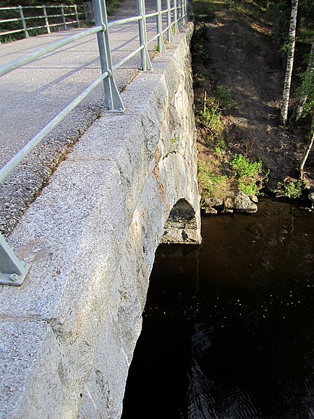 Fichier:Aunessilta Bridge vault Kammenniemi Tampere Finland.JPG