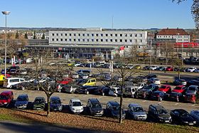 Edificio de recepción con plaza de la estación