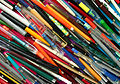 Kugelschreiber gibt es massenweise in allen Formen und Farben. Sie werden oft mit aufgedruckter Werbung verschenkt.