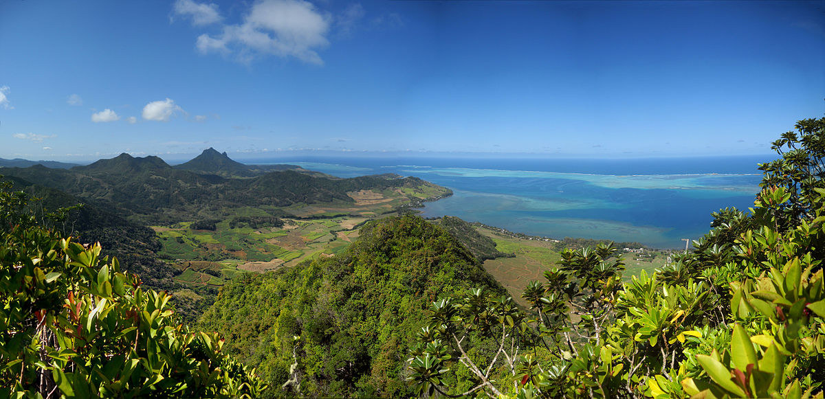 Mauritius natural beauty  1200px-Bambous_Mountains_%286294123424%29