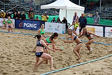 Korobowa (rechts) verteidigt mit Marija Belowa (Mitte) und Sofja Krachmaljowa gegen die angreifenden Ukrainerinnen Yuliya Andriychuk (vorn, grün), Anna Diablo (grün) und Yana Hotra (gelb) im Vorrundenspiel der EM 2019