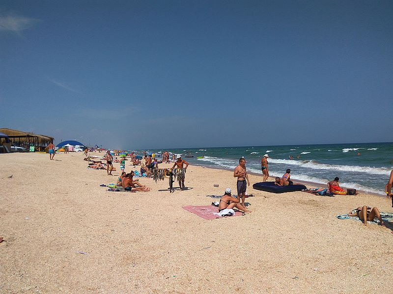 File:Beach in Shchaslyvtseve.jpg