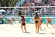 Deutsch: Beachvolleyball bei den Olympischen Jugendspielen 2018; Tag 9, 15. Oktober 2018; Mädchen, Viertelfinale: USA-Spanien 2–1 (21–19/17–21/15–9) English: Beach volleyball at the 2018 Summer Youth Olympics at 15 October 2018 – Girls Quarterfinals: USA-Spain 2–1 (21–19/17–21/15–9)