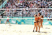 Deutsch: Beachvolleyball bei den Olympischen Jugendspielen 2018; Tag 9, 15. Oktober 2018; Mädchen, Viertelfinale: USA-Spanien 2–1 (21–19/17–21/15–9) English: Beach volleyball at the 2018 Summer Youth Olympics at 15 October 2018 – Girls Quarterfinals: USA-Spain 2–1 (21–19/17–21/15–9)