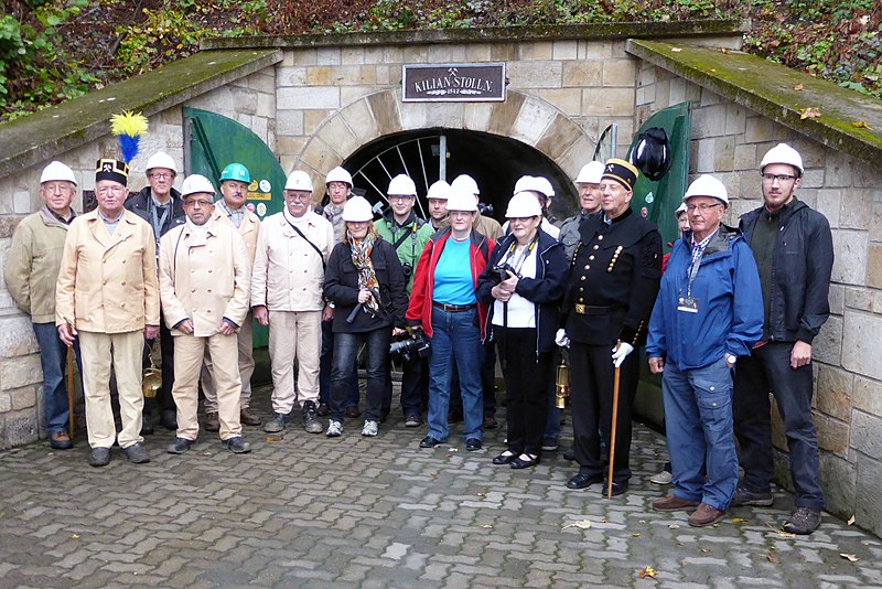 File:Besuchergruppe am Kilianstollen Marsberg.jpg