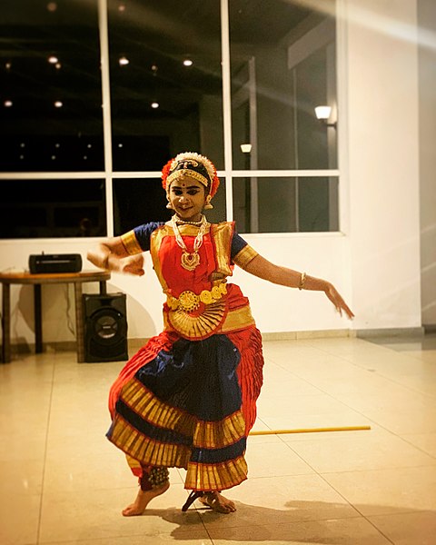 File:Bharatanatyam dancer munnar.jpg
