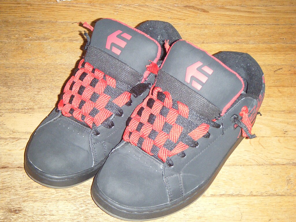 File:Black Etnies shoes with checkerboard laces.jpg ...