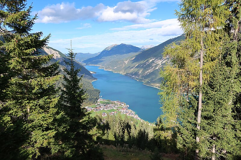 File:Blick auf Pertisau und den Achensee Bild 5 2023-10-19.jpg