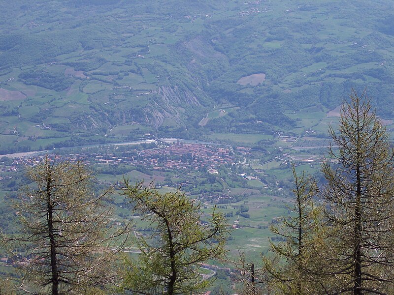 File:Bobbio view from Monte Penice.JPG