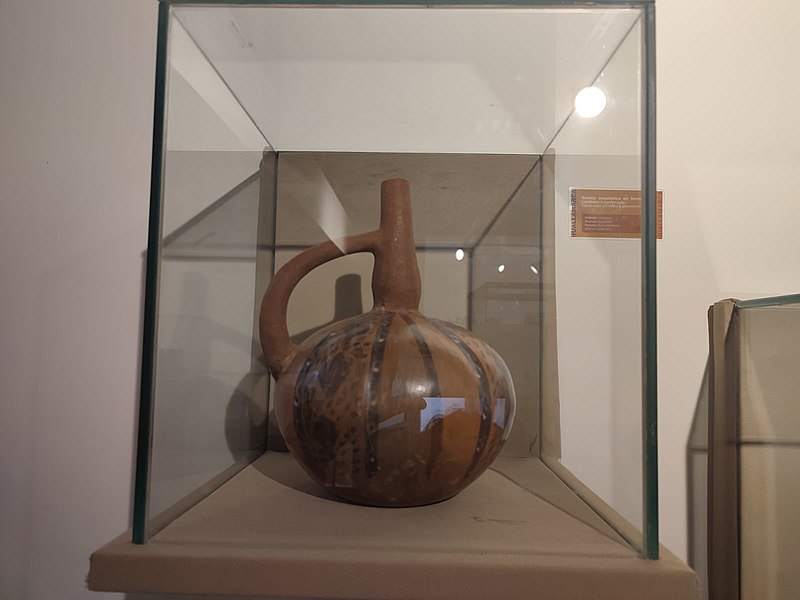 File:Botella escultórica en forma de calabaza.jpg