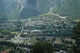 Overzicht van Le Bourg-d'Oisans vanaf bocht 16 naar Alpe d'Huez
