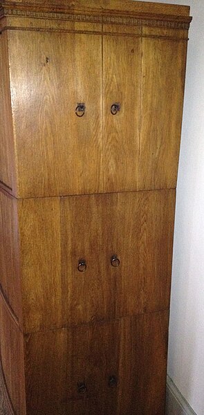 File:Brede-LilleBrede-wardrobe-detail.jpg