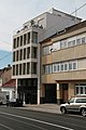 Čeština: Domy č. 60 a 62 (zprava) v Minské ulici v Brně-Žabovřeskách. První den ostrého provozu po rekonstrukci ulice.