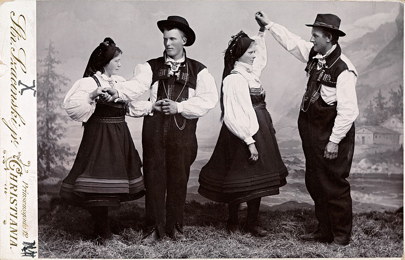 File:Bunadskledd ungdom fra Setesdal danser, ca 1905.jpg