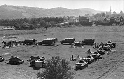 Bundesarchiv Bild 101I-169-0915-24, Jugoslawien, Rastplatz deutscher LKW e ​​Panzer H39.jpg