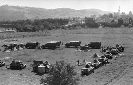 Bundesarchiv Bild 101I-169-0915-24, Jugoslawien, Rastplatz deutscher LKW und Panzer H39.jpg