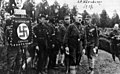 Hitler Nürnbergin puoluepäivillä 1927: natsit käyttivät hakaristiä 45 asteen kulman ohella myös ”suomalaisittain” suoraan eli yhden sakaran varassa.[27]