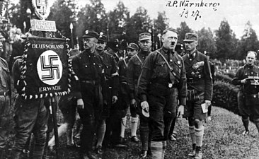 Rikspartidagen i Nürnberg år 1927. Franz Pfeffer von Salomon ses till höger om Adolf Hitler. Bland de andra märks Heinrich Himmler, Rudolf Hess och Gregor Strasser.