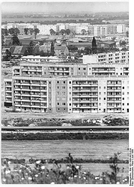File:Bundesarchiv Bild 183-1986-0625-014, Berlin-Hellersdorf, Wohnungsbau.jpg
