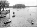 Bundesarchiv Bild 183-47370-0017, Berlin-Schmöckwitz, Boote, Gasthaus zur Palme.jpg