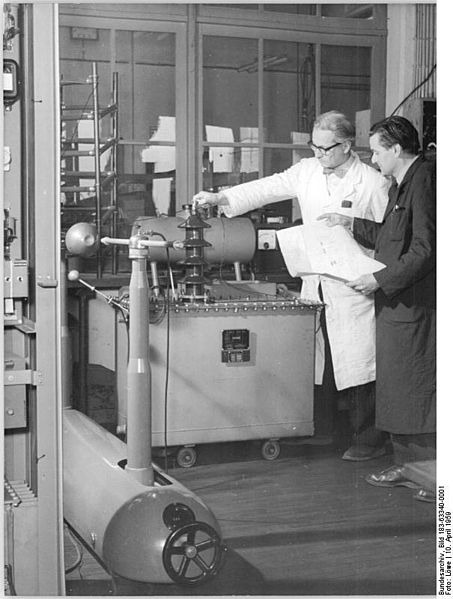 File:Bundesarchiv Bild 183-63340-0001, Dresden, Hochspannungsanlage für Elektrofilter.jpg