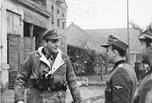 Skorzeny with soldiers of the 500th SS Parachute Battalion (1945) Bundesarchiv Bild 183-R81453, SS-Obersturmbannfuhrer Otto Skorzeny an der Oder.jpg