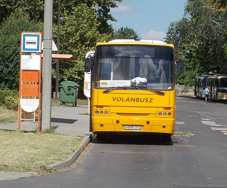 File:Busbahnhof, Ikarus, Linie 4980, 2021 Orosháza.jpg