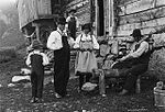 Bønder ved slipestein i Bykle på 1880-1890-tallet. Foto: Axel Lindahl