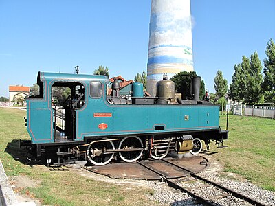 Locomotive à vapeur à la gare.