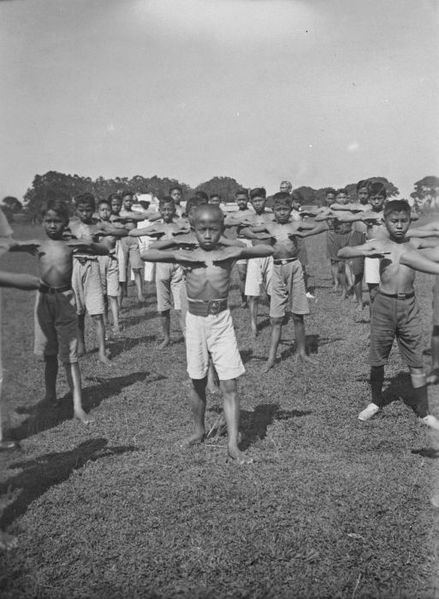 File:COLLECTIE TROPENMUSEUM Schoolkinderen uit de zesde klas van een Hollands-Inlandse School (HIS) krijgen gymnastiekles van de voor onderwijzer studerende leerlingen van de Hogere Kweekschool (HKS) in Bandoeng TMnr 60041665.jpg