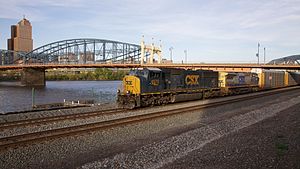 Tren CSX cruzando bajo el puente Smithfield en Pittsburgh (9382313814) .jpg