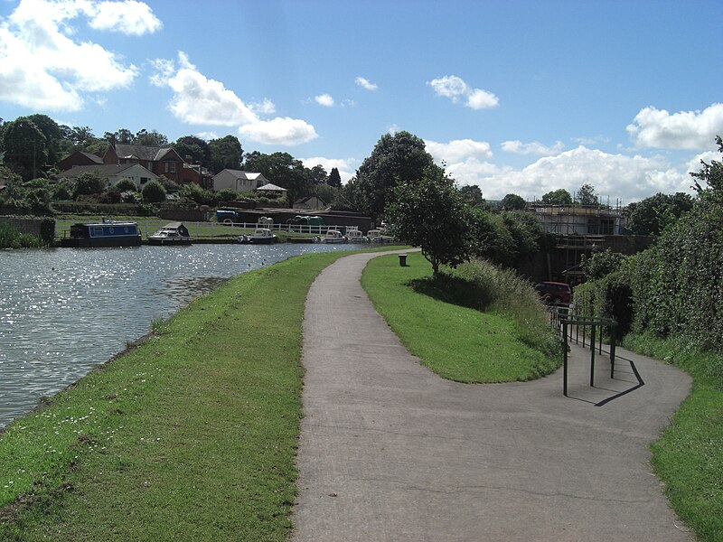 File:Canal Tow Path - geograph.org.uk - 3017914.jpg