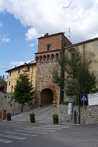 L'ingresso all'antico castello di Caposelvi