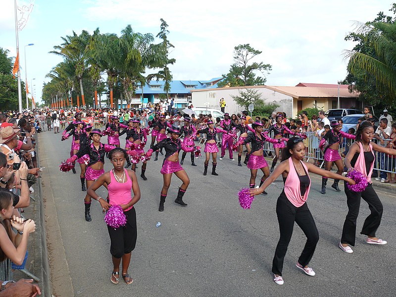 File:Carnaval à Kourou Danseuses en rose.jpg