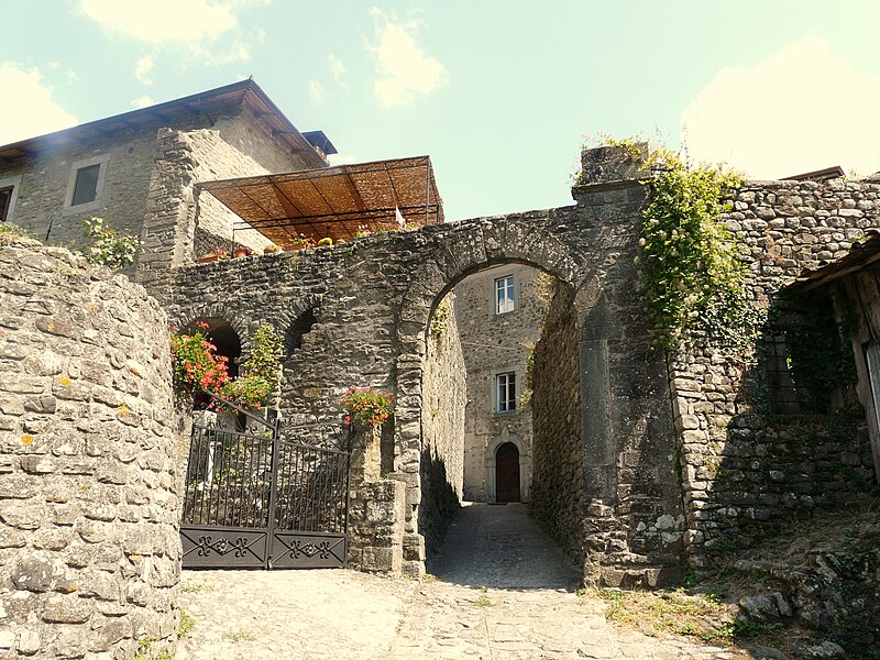 File:Casola in Lunigiana-porta1.jpg
