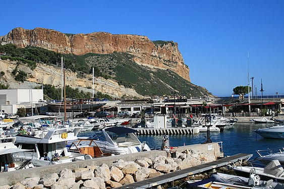 Cassis, Bouches-du-Rhône, France, Le port et les falaises de plus de 300 mètres