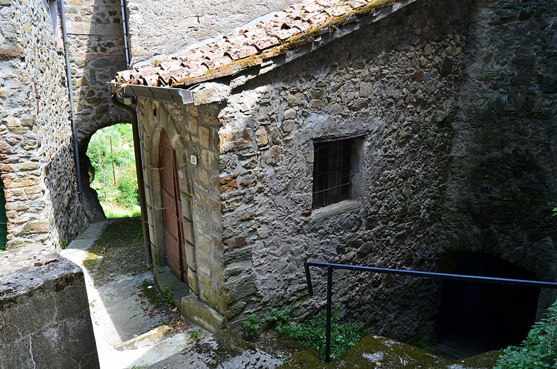 File:Castiglione del Terziere (Bagnone)-borgo4.jpg